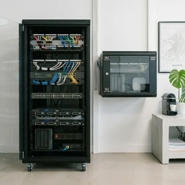Armario rack con ruedas o de pared diferencias cableyrack.com